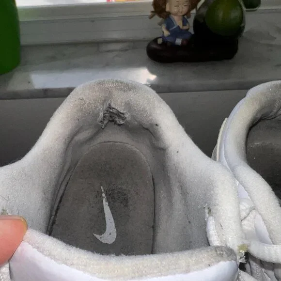 USED Nike Air Baseline Low Men’s 7.5 Basketball Shoes White Silver 386240-111 - Picture 4 of 8